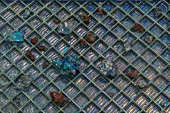 Markus Karstieß: Boxen II, 2021 (Ausschnitt) Westerwälder Ton, 3D-Druck auf der Basis des Scans einer Eurobox, Lüsterglasur (Silber, Bismut, Kupfer), ca. 30 x 40 x 4,5 cm Foto: Markus Karstieß © Karstiess/VG Bild-Kunst 2021